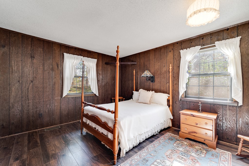 196 Crestview Heights