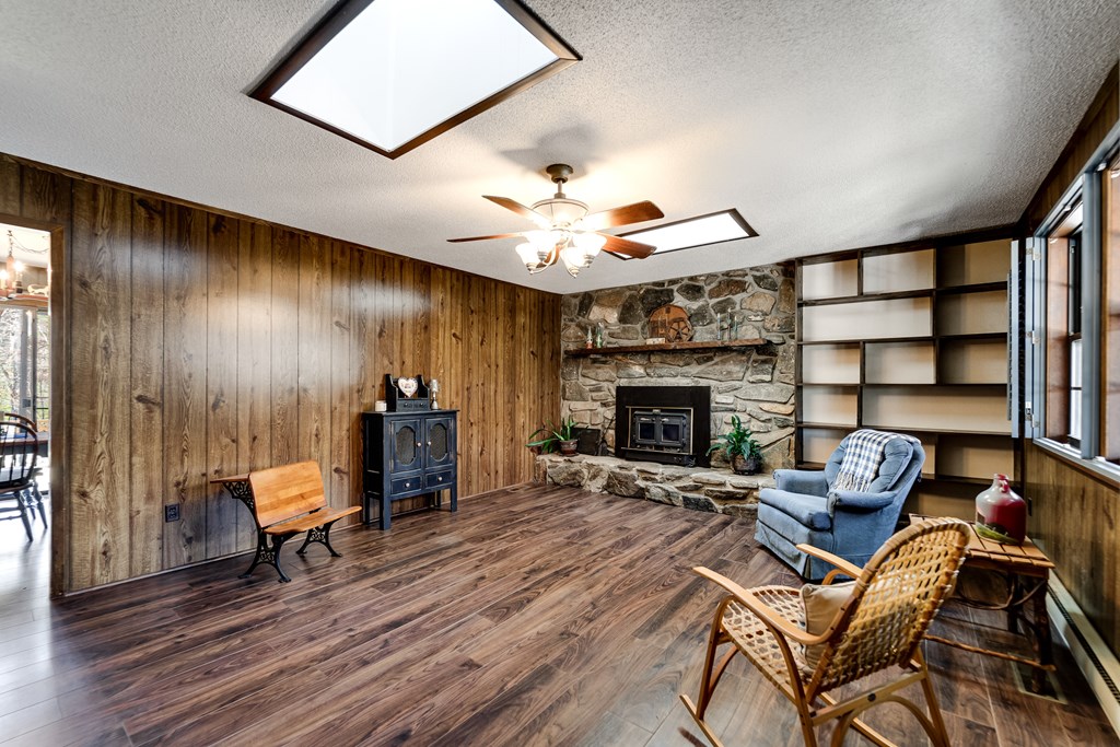 196 Crestview Heights