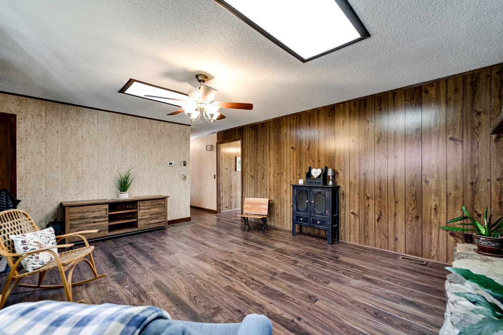 196 Crestview Heights