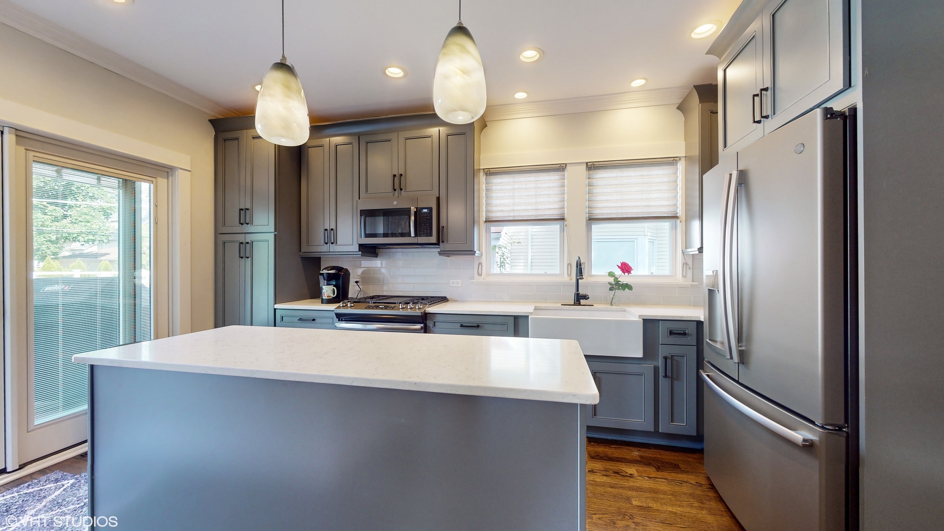 638 N ASHLAND Avenue