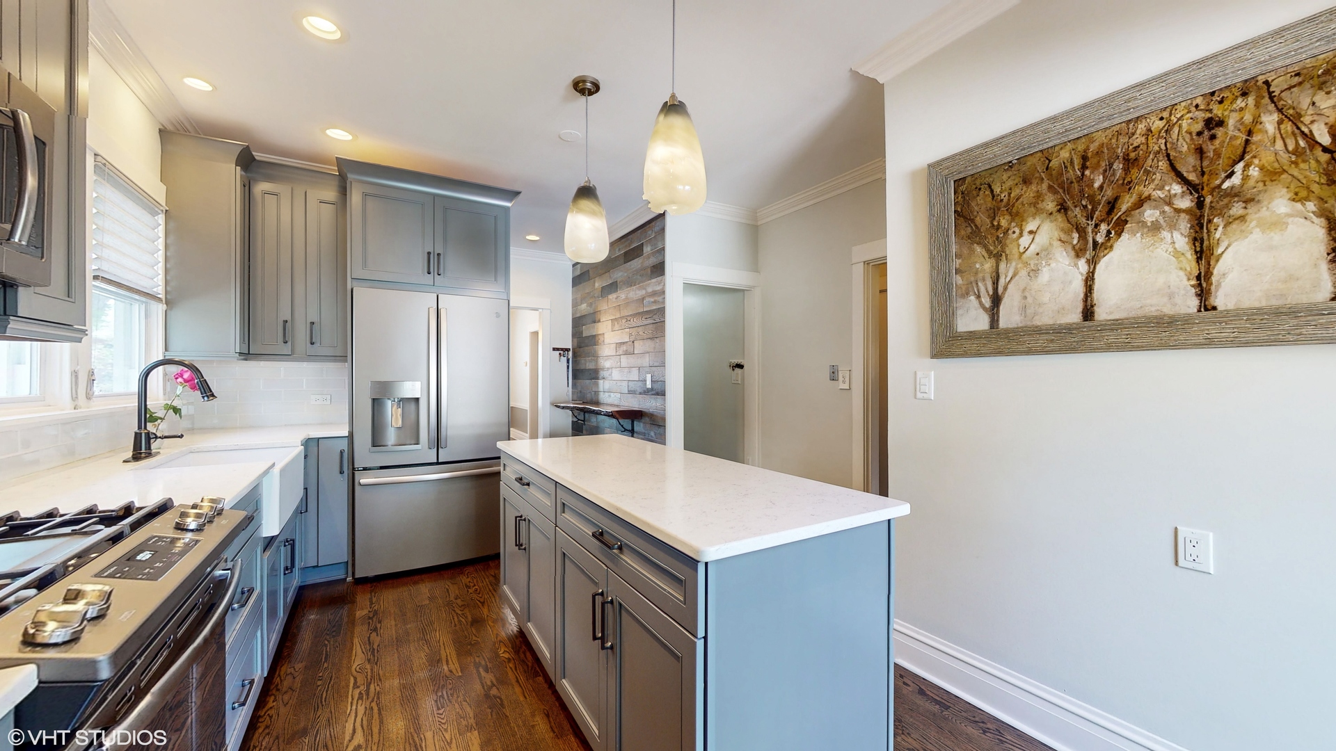 638 N ASHLAND Avenue