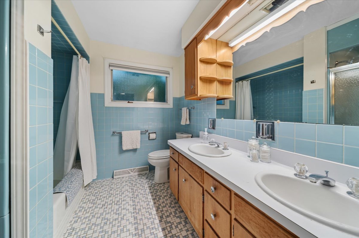 1308 W 53rd Place
