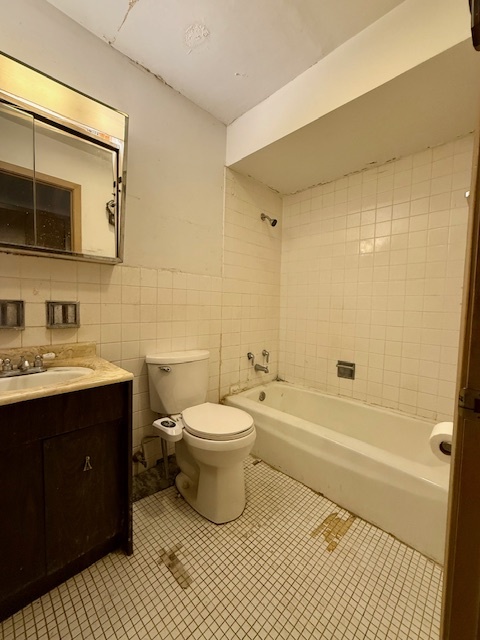 1517 W Lunt Avenue Unit: 2A
