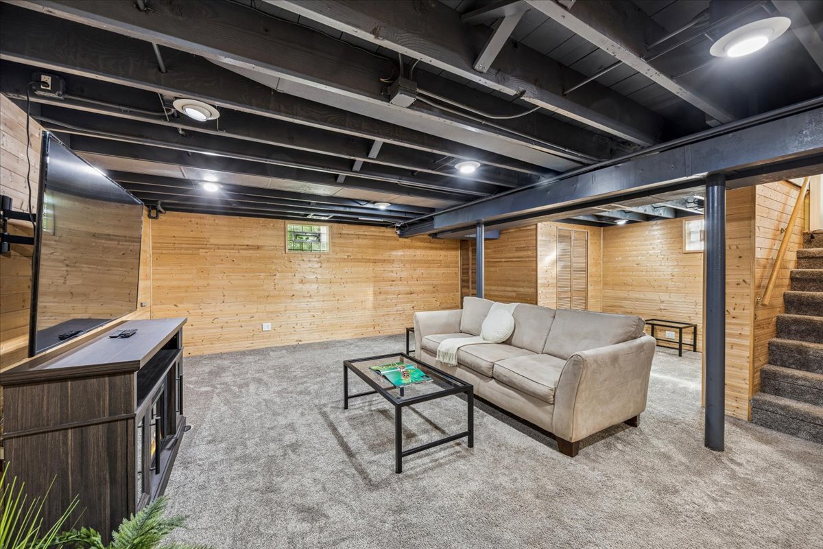 1527 N Wolf Road