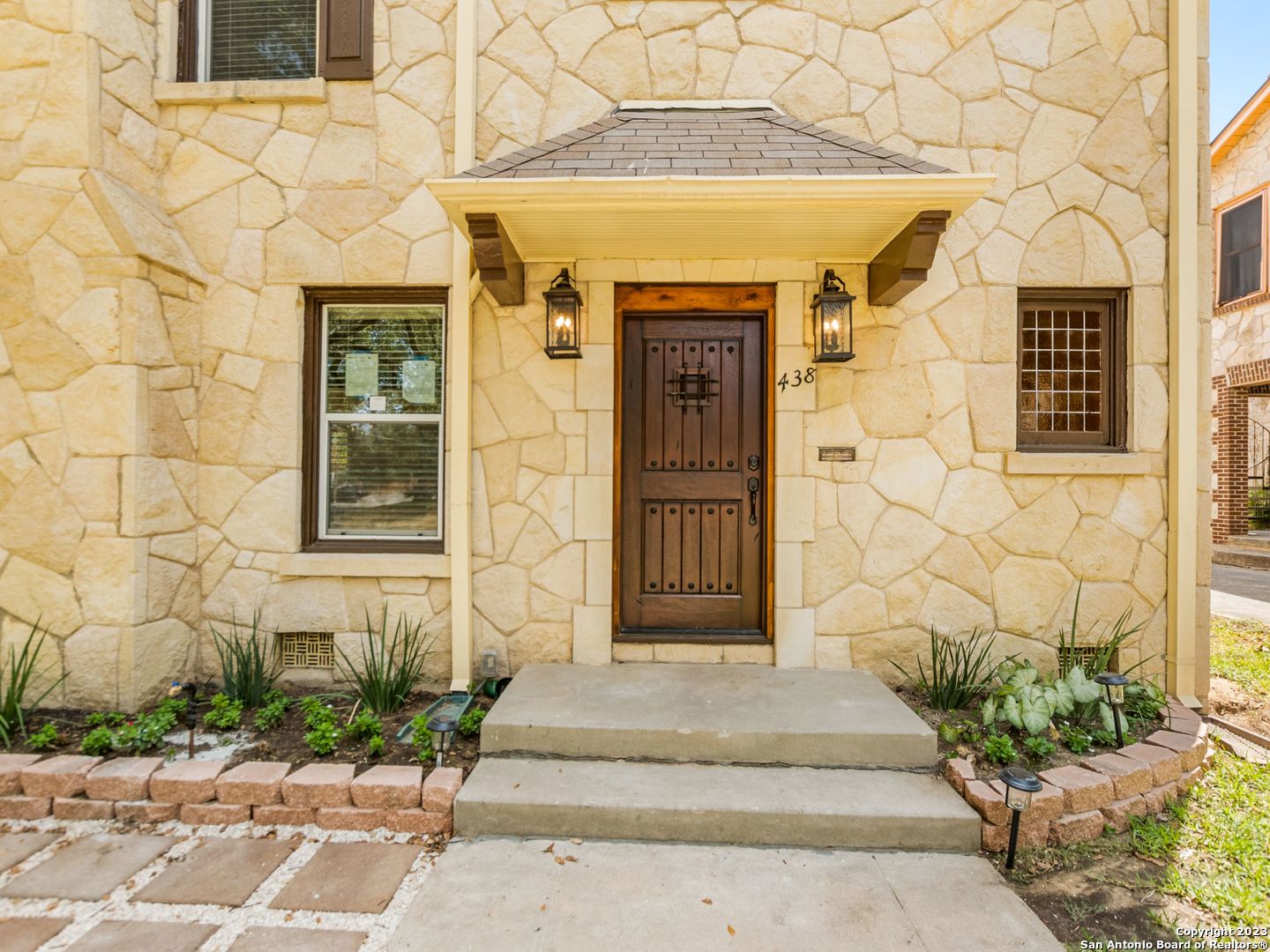 438 THELMA DR