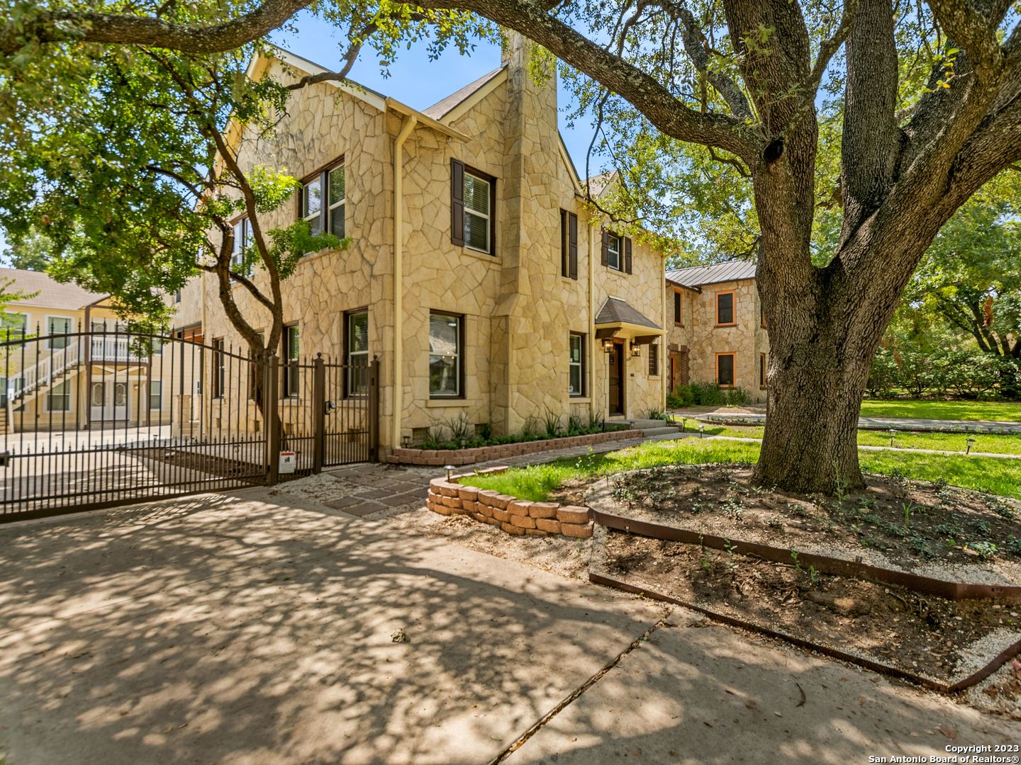 438 THELMA DR