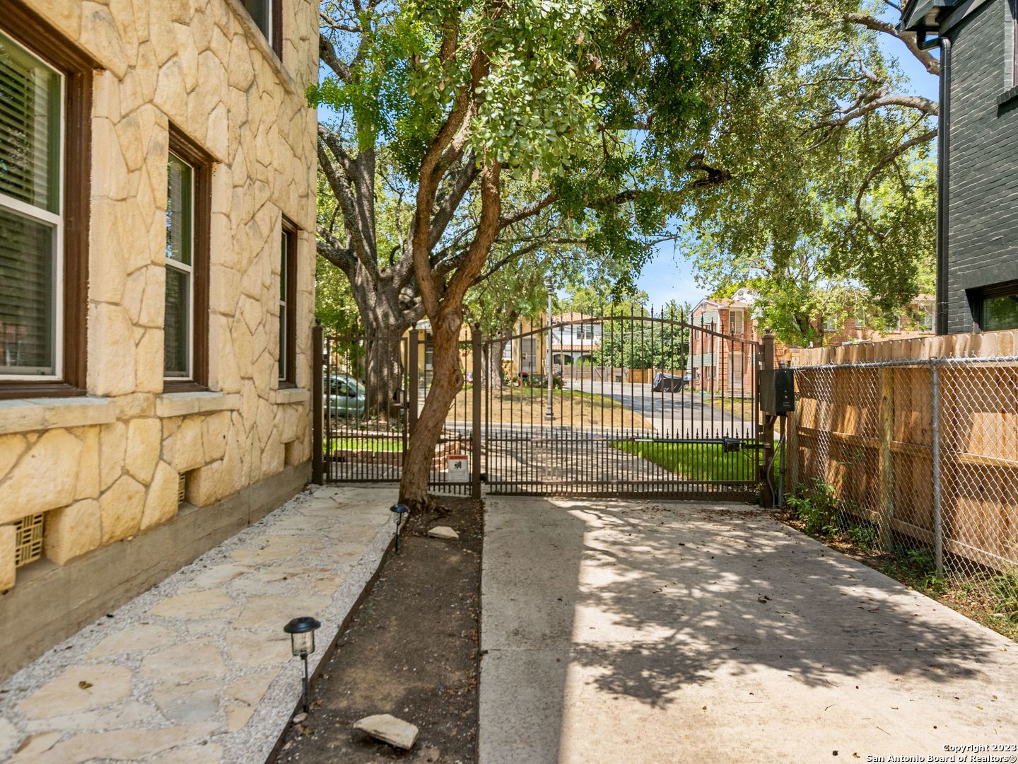 438 THELMA DR