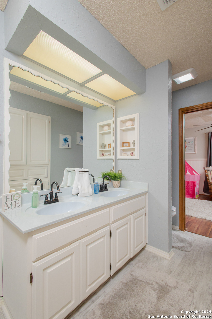 211 W Vista Ridge