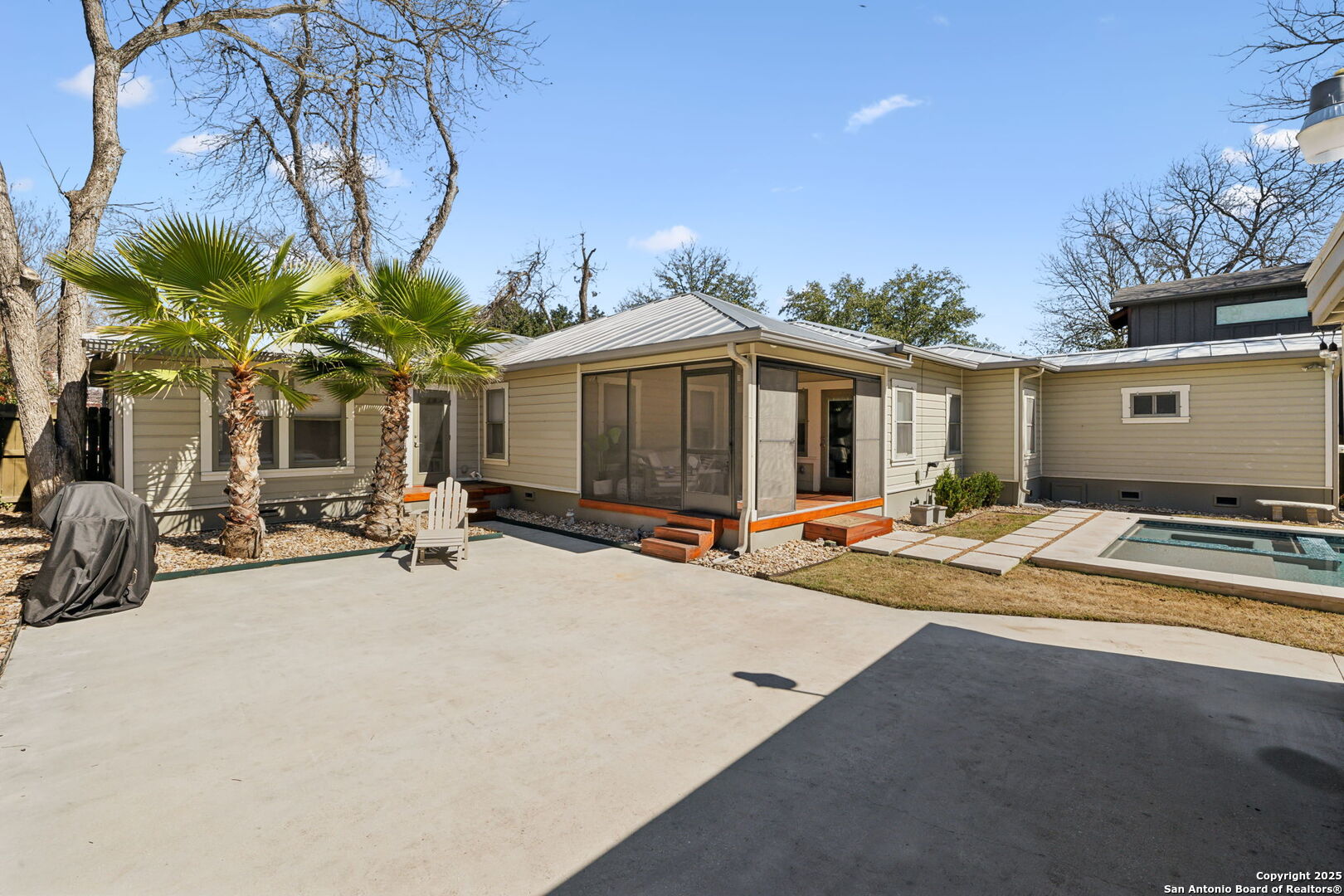 260 E Edgewood