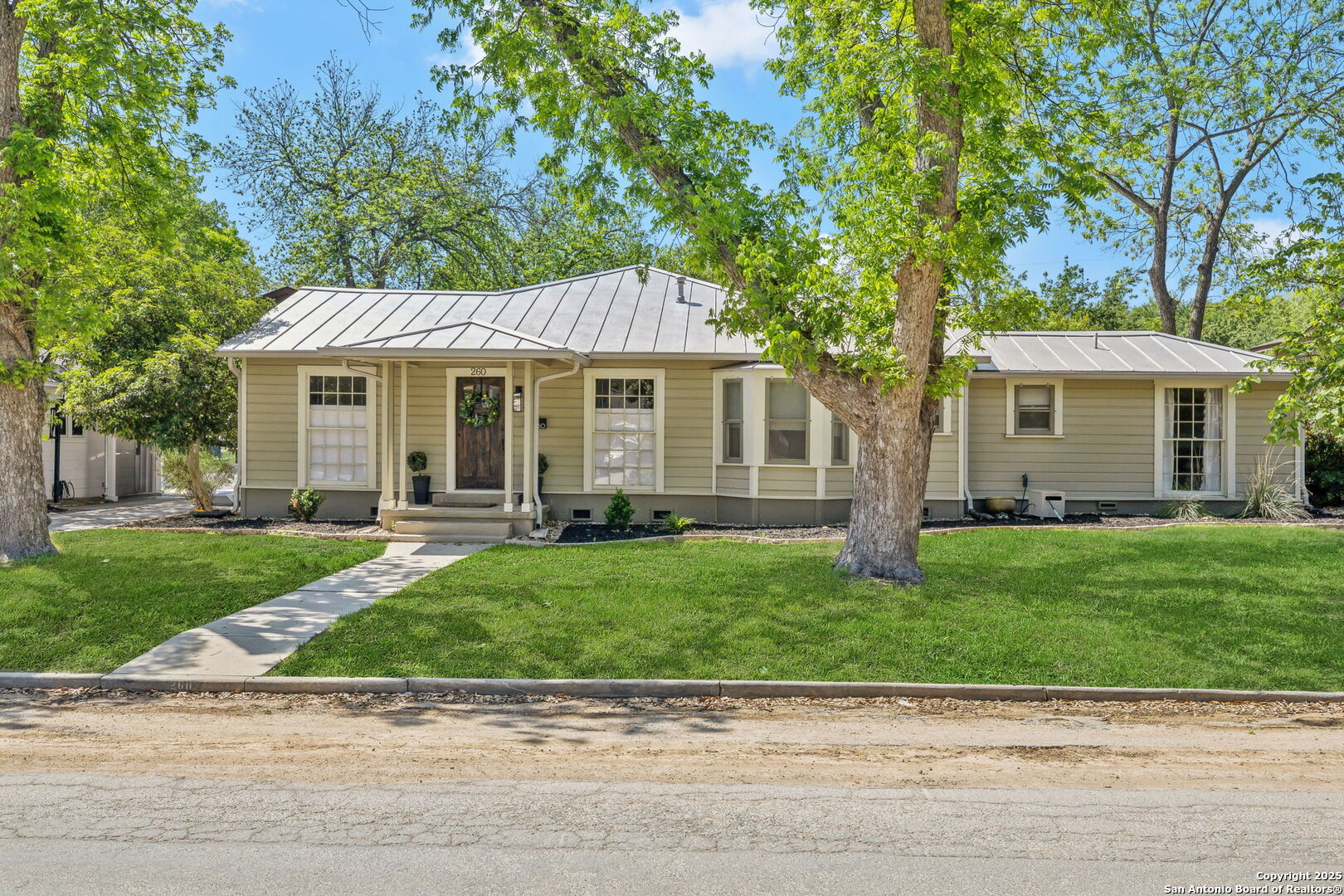 260 E Edgewood