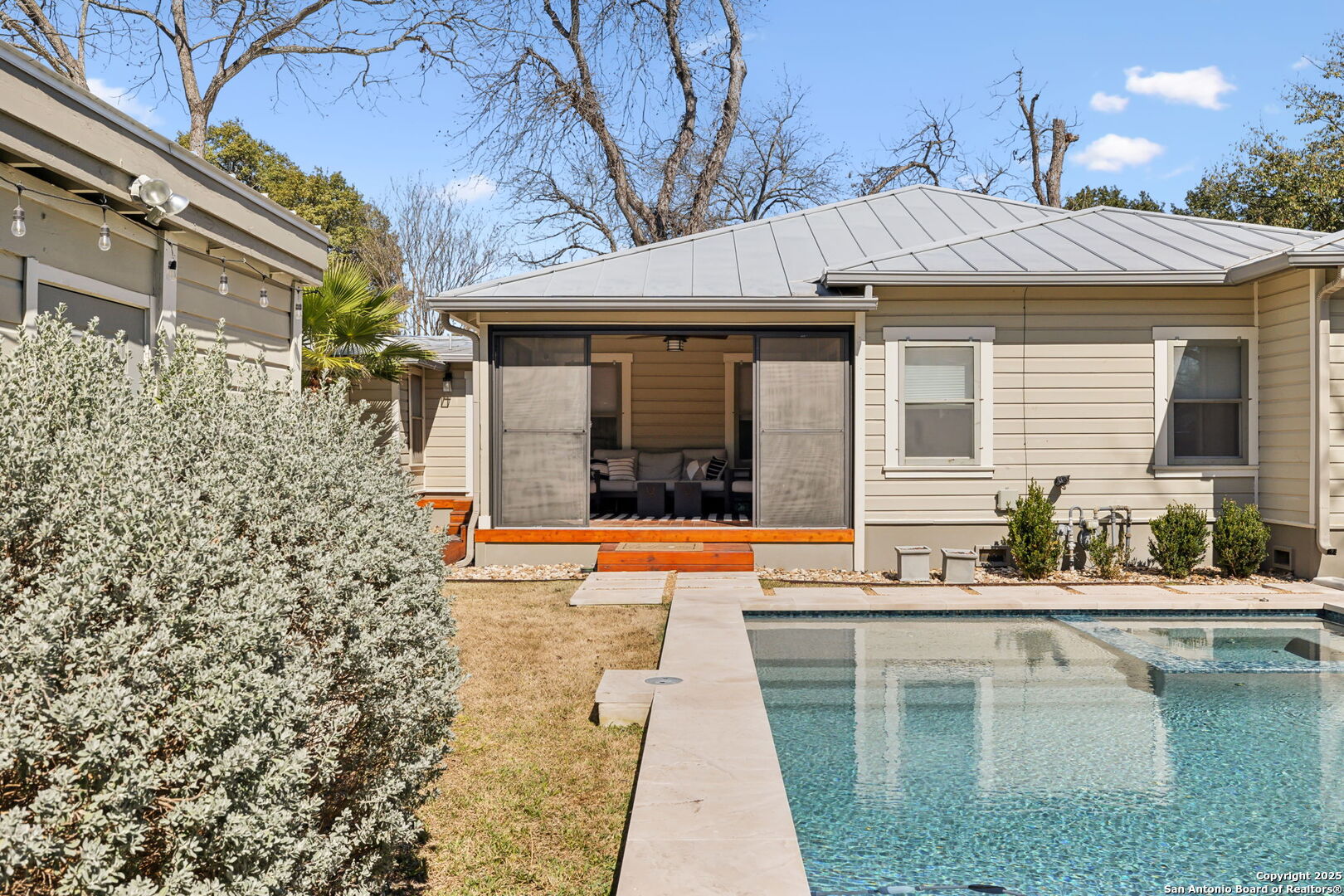 260 E Edgewood
