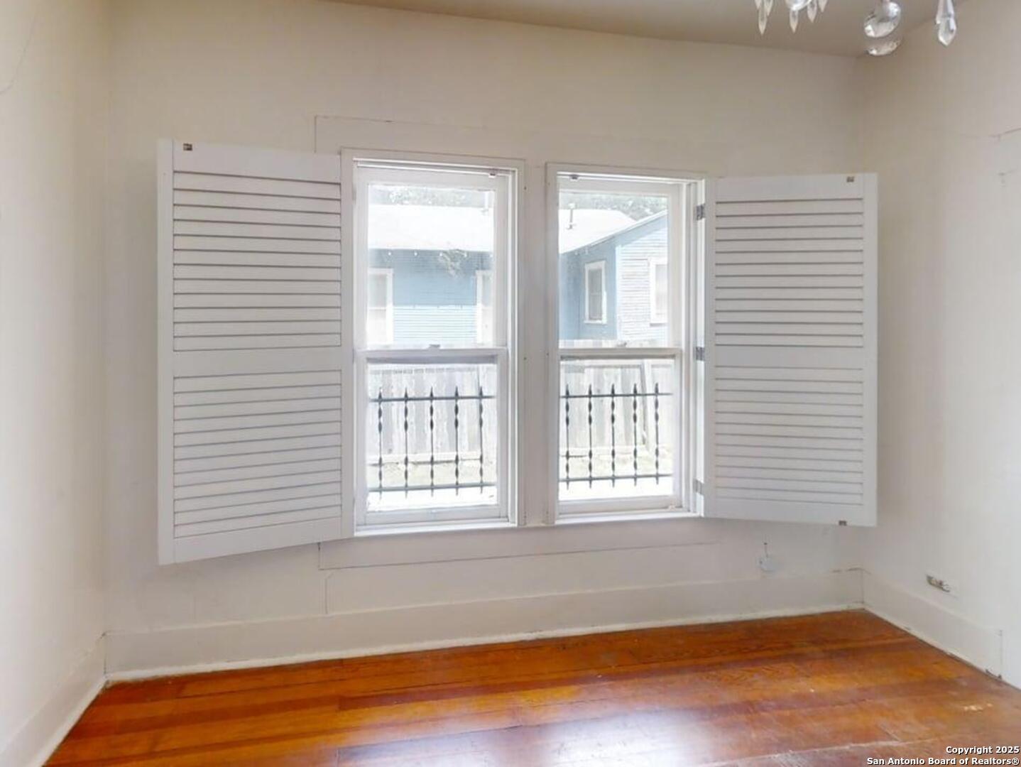 519 E Huisache