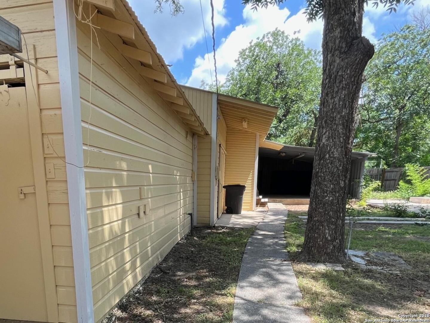 519 E Huisache