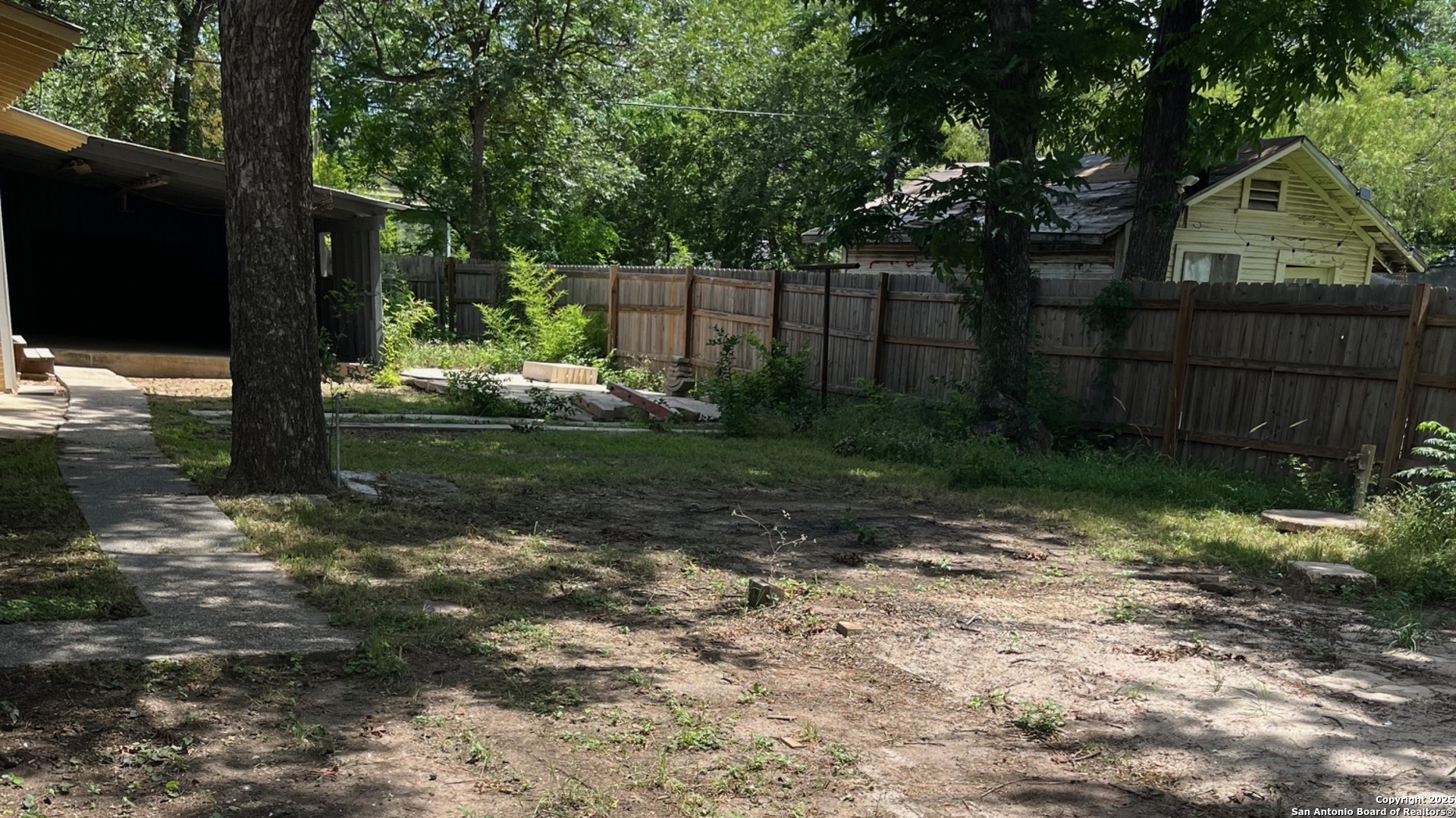 519 E Huisache