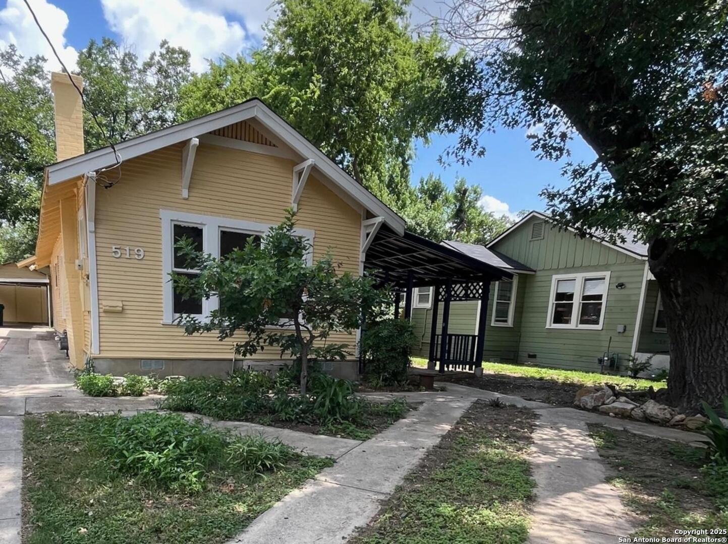 519 E Huisache