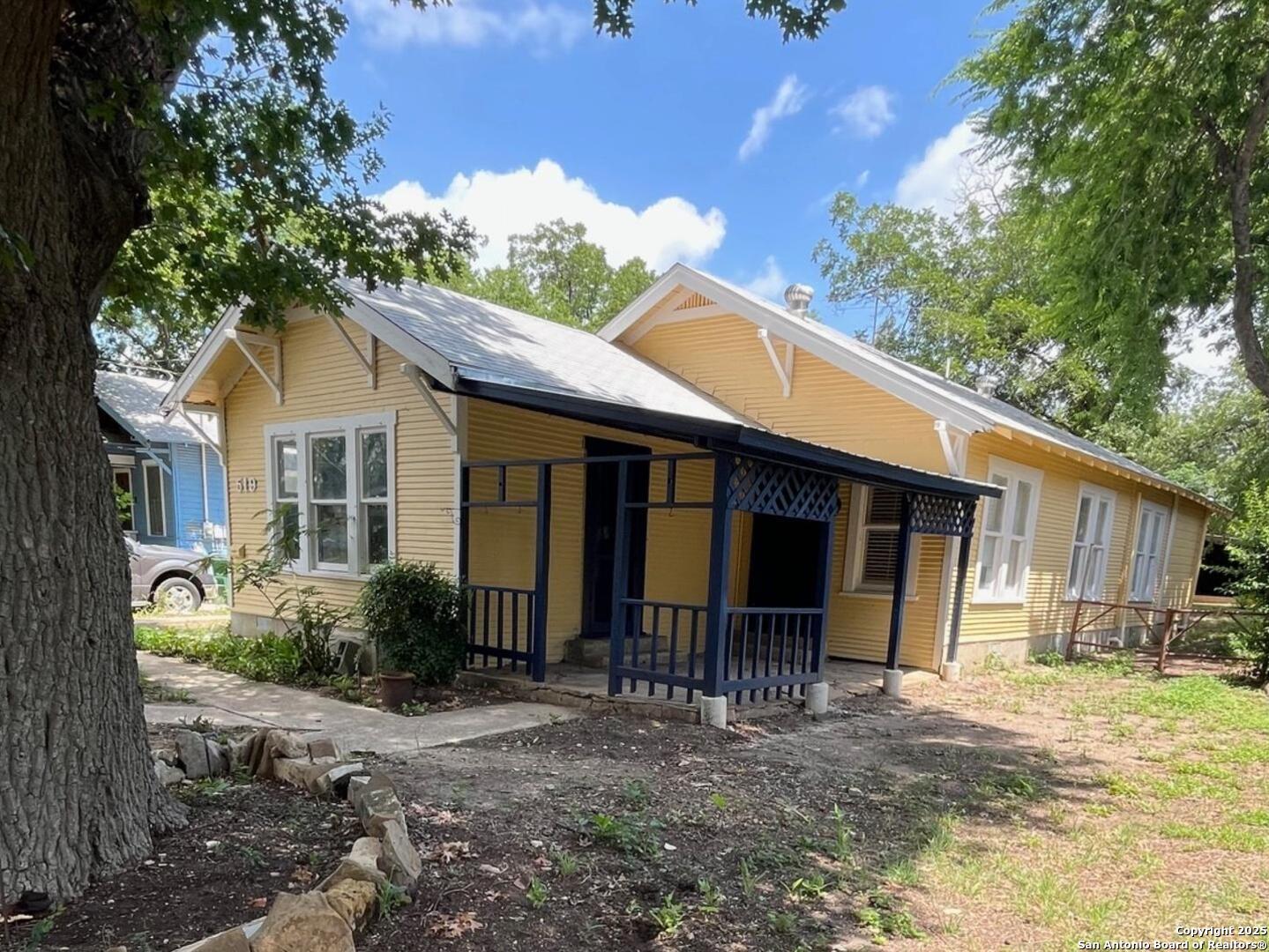 519 E Huisache