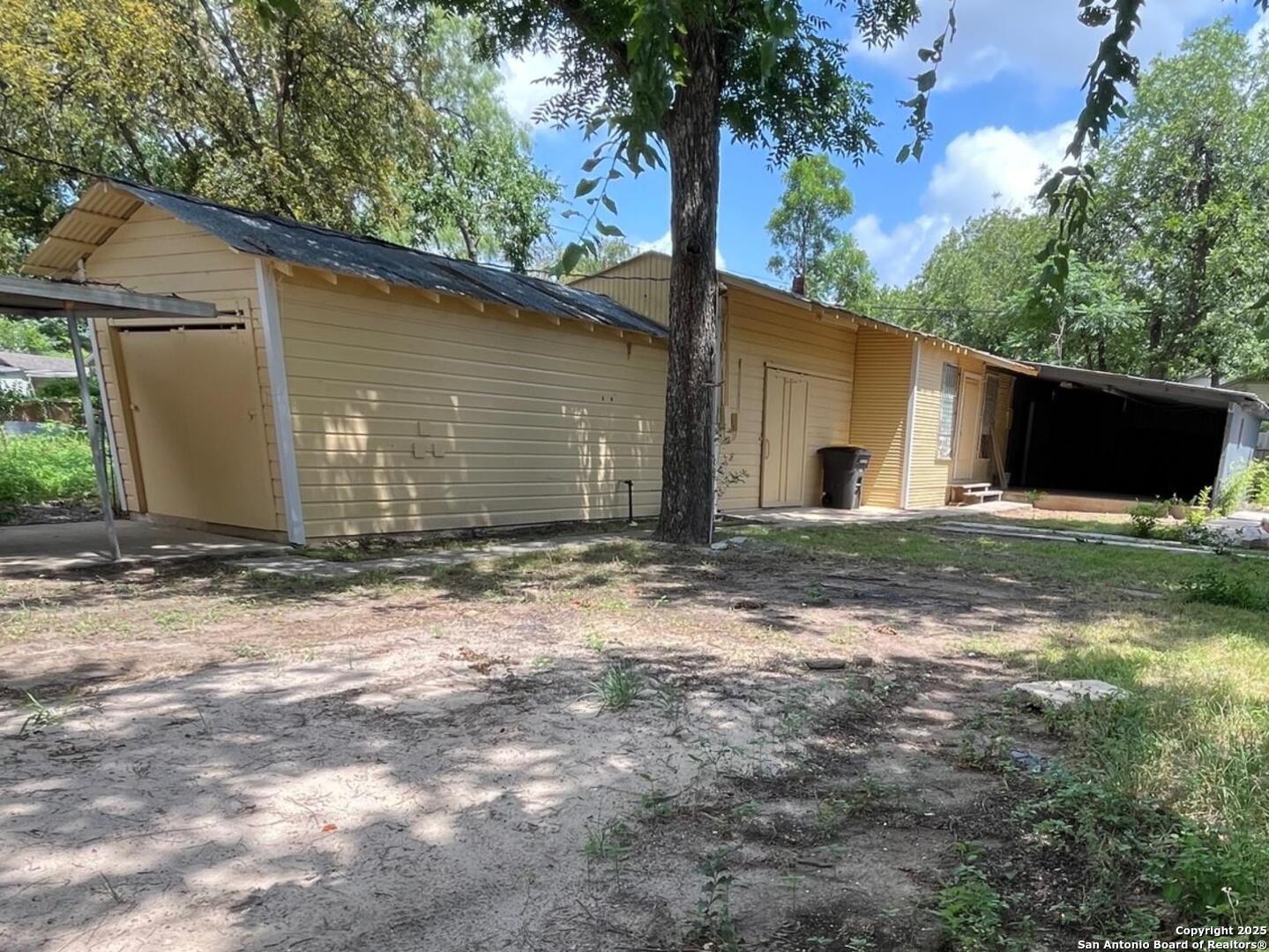 519 E Huisache