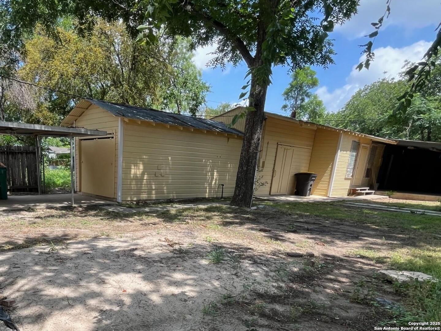 519 E Huisache