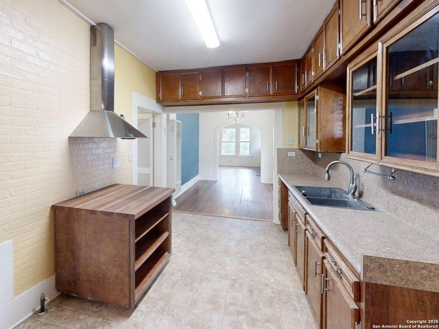 519 E Huisache