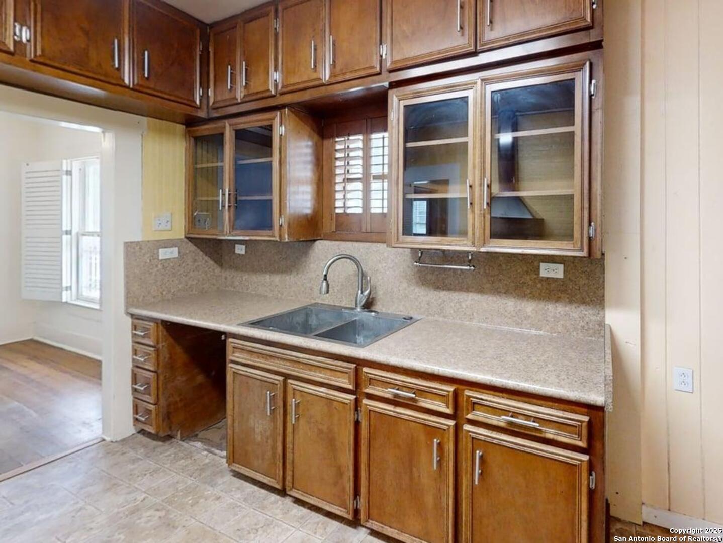 519 E Huisache