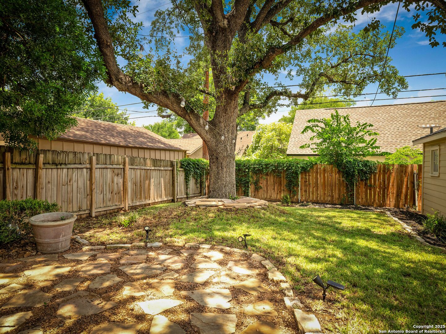 111 W Rosewood