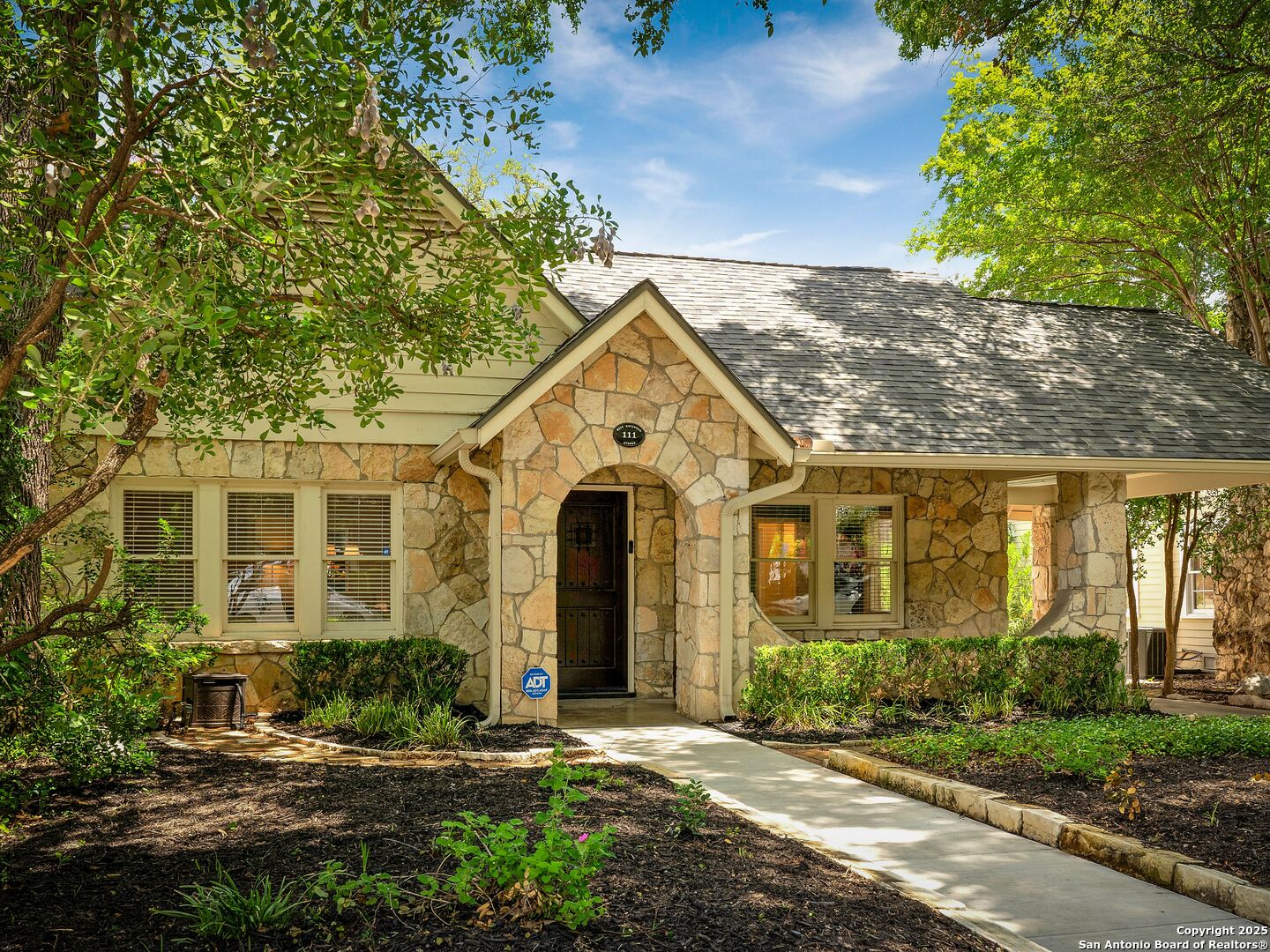 111 W Rosewood