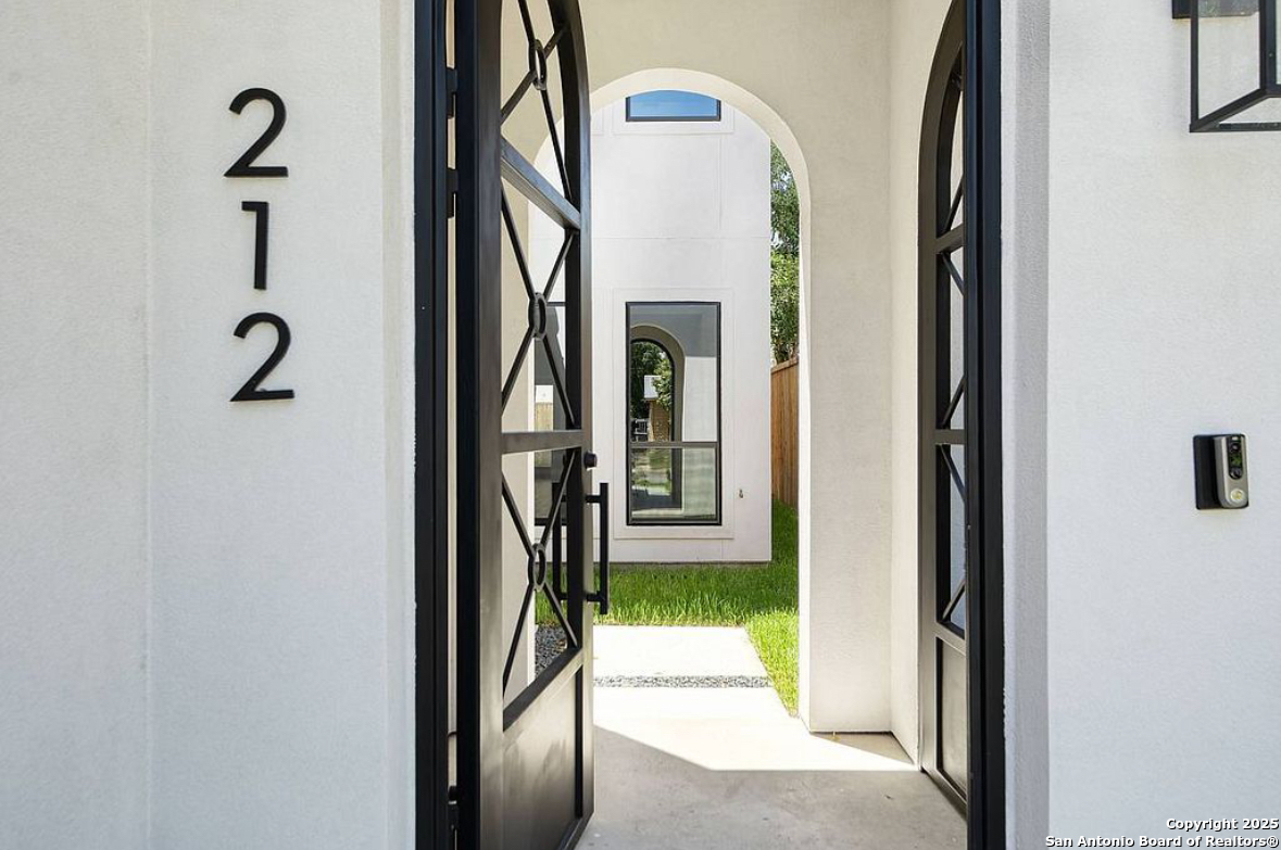 212 E Melrose