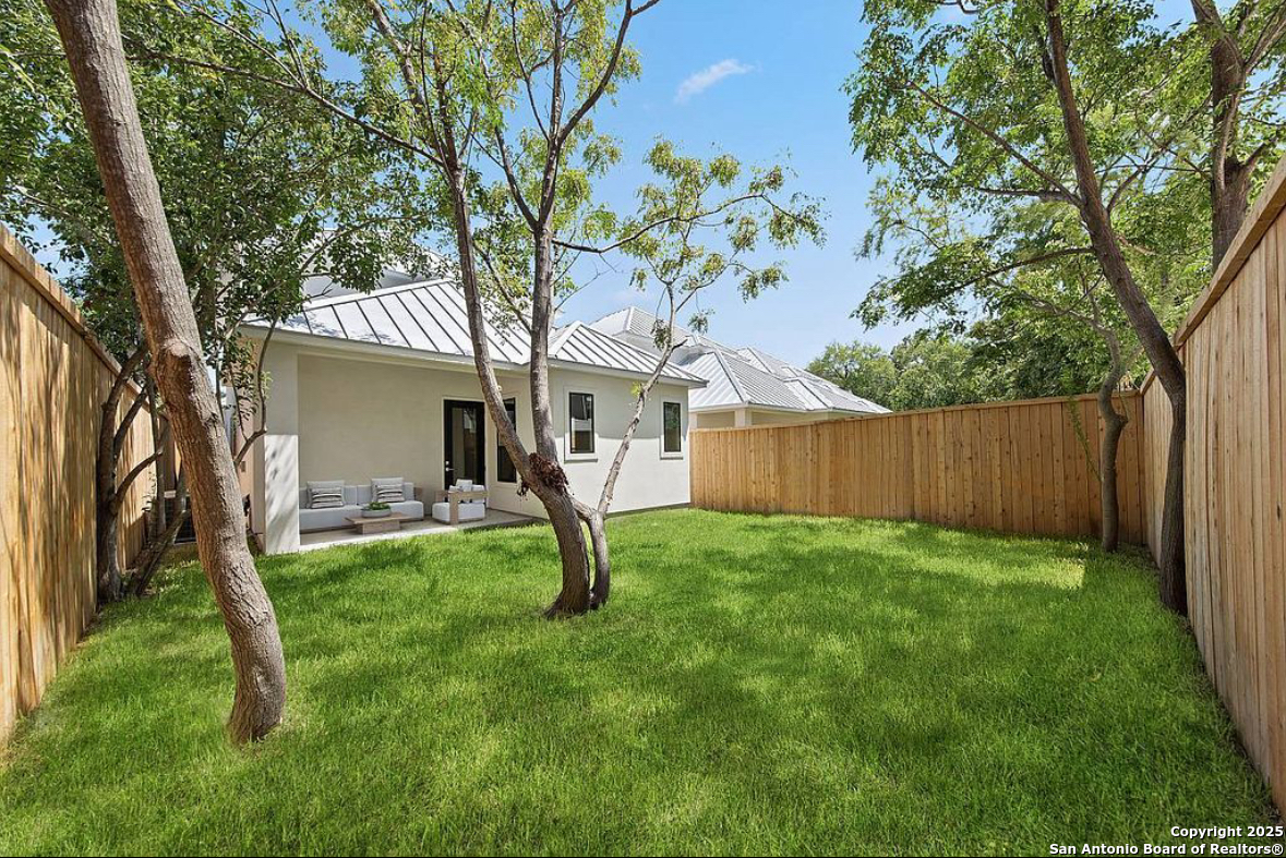 212 E Melrose