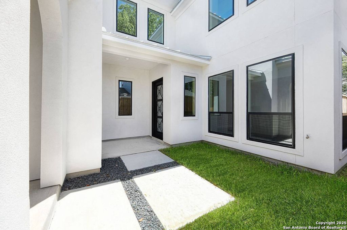 212 E Melrose