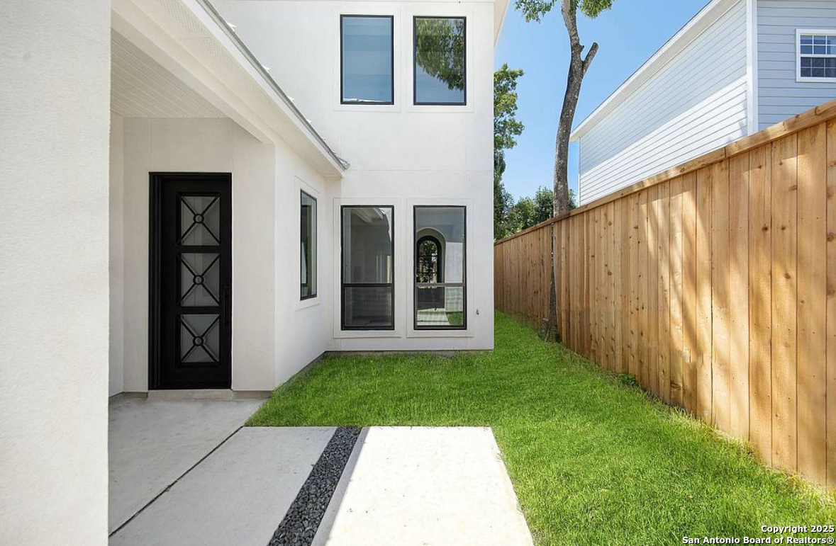 212 E Melrose