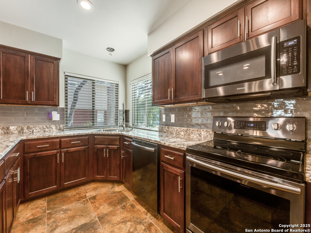 13739 Oak Pebble