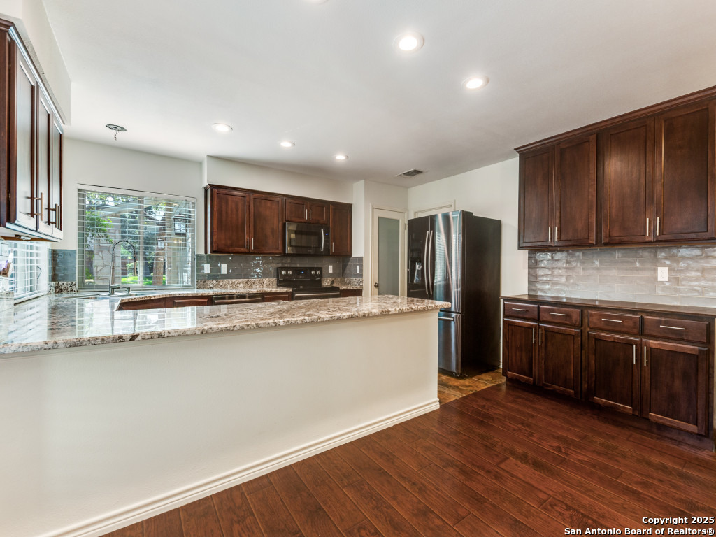 13739 Oak Pebble