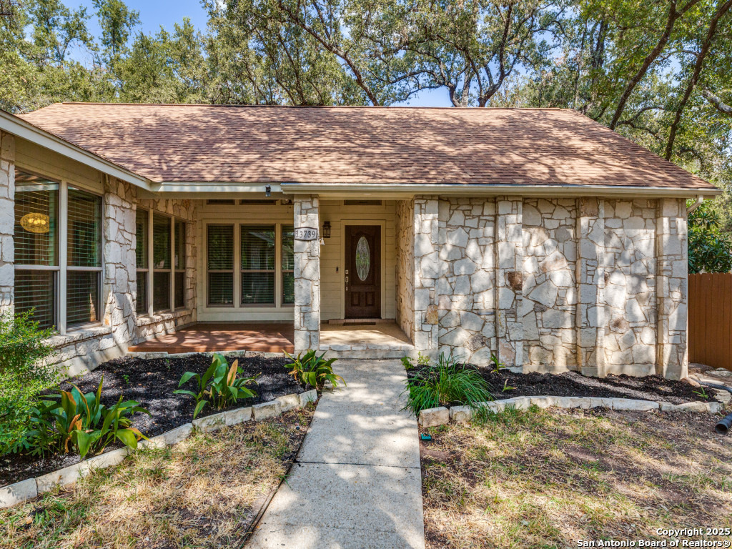 13739 Oak Pebble