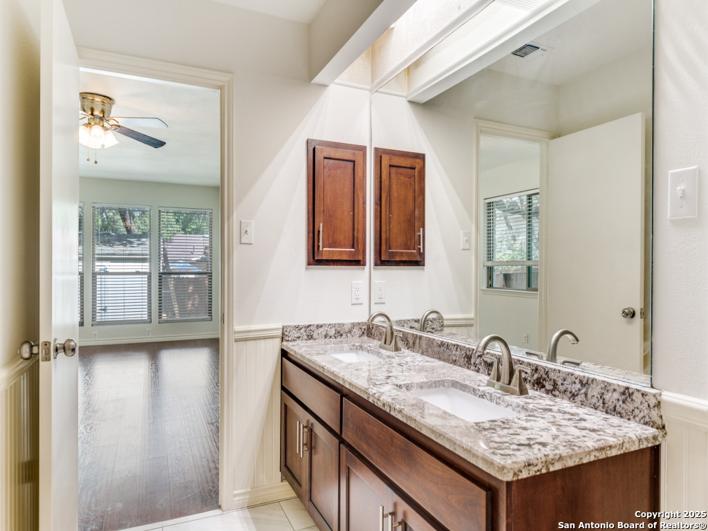 13739 Oak Pebble