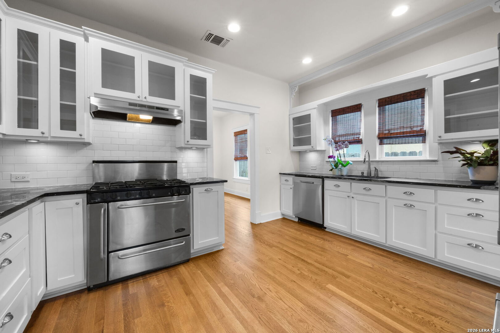 1943 W MAGNOLIA AVE