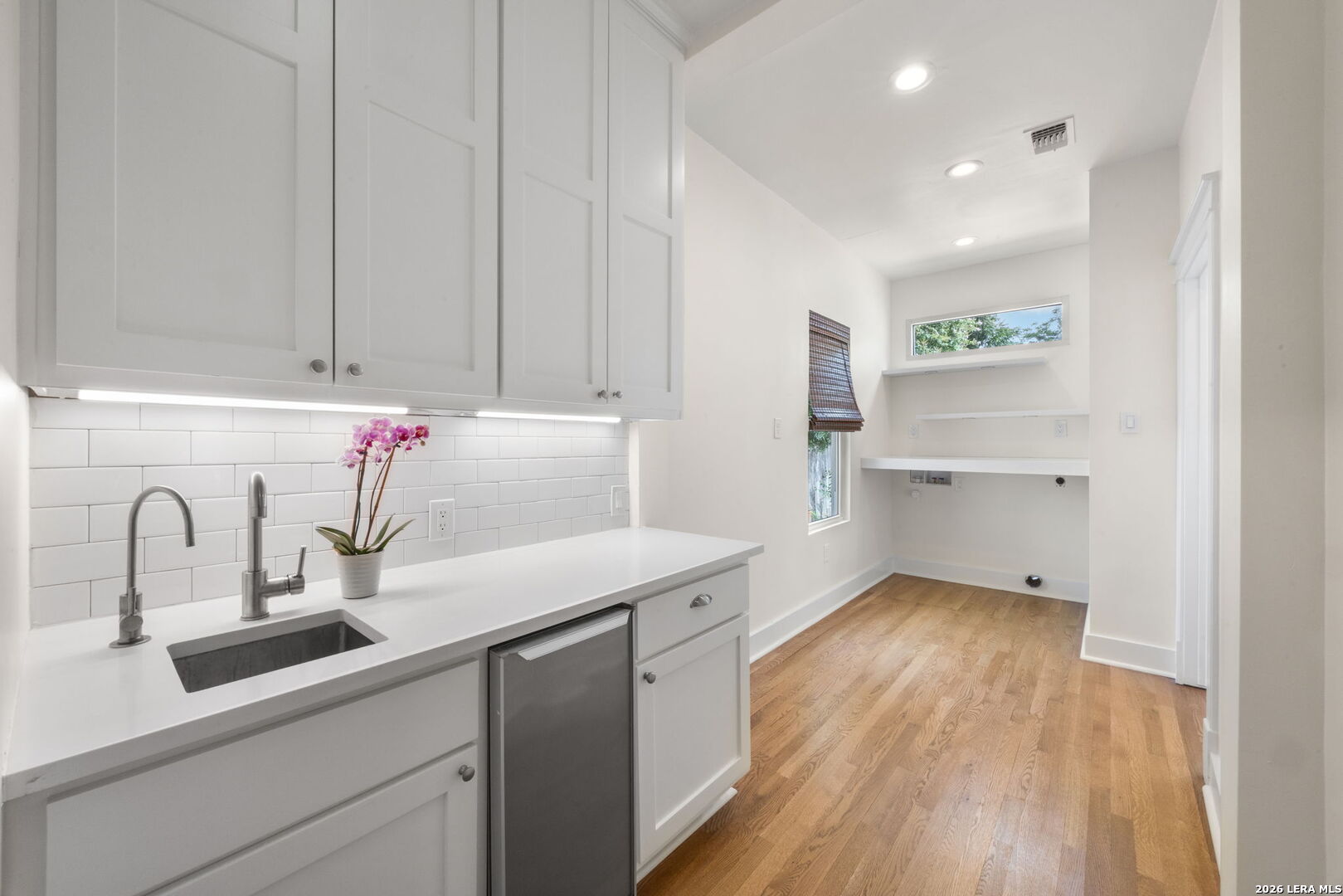1943 W MAGNOLIA AVE