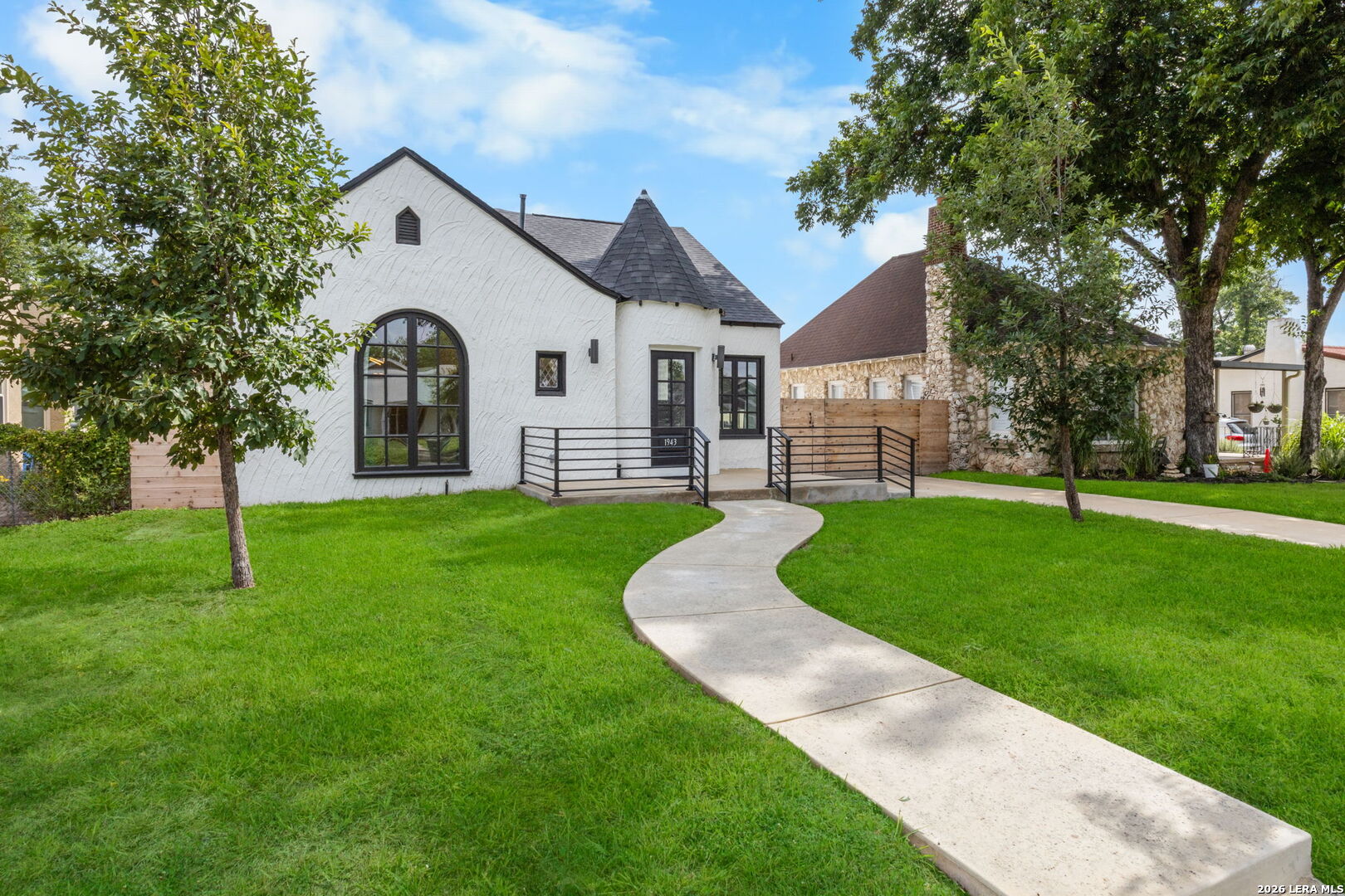 1943 W MAGNOLIA AVE