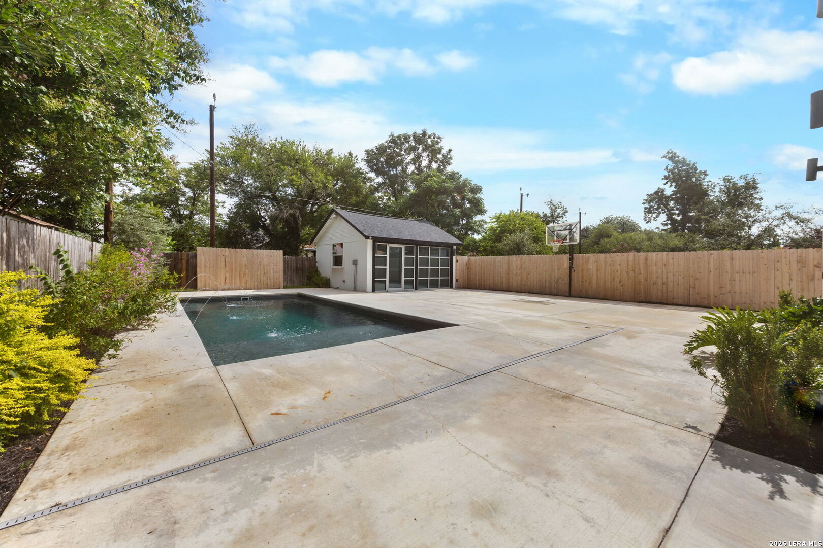 1943 W MAGNOLIA AVE