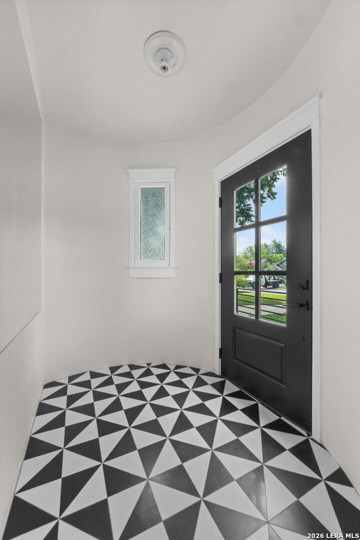 1943 W MAGNOLIA AVE