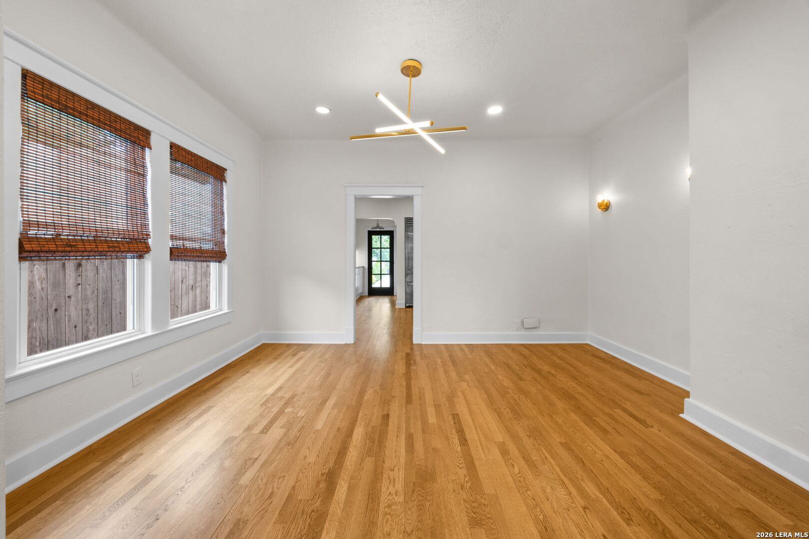 1943 W MAGNOLIA AVE