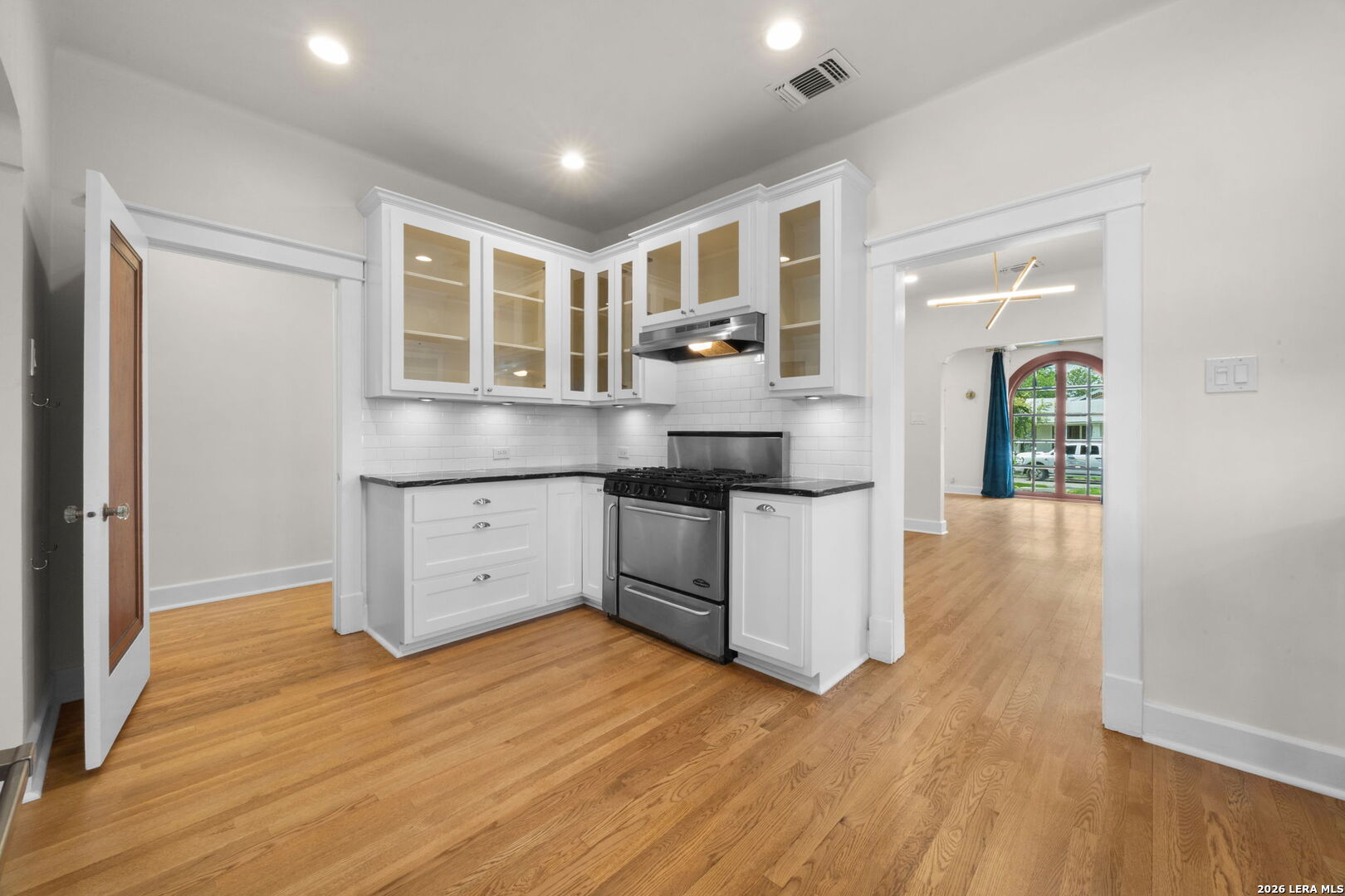 1943 W MAGNOLIA AVE