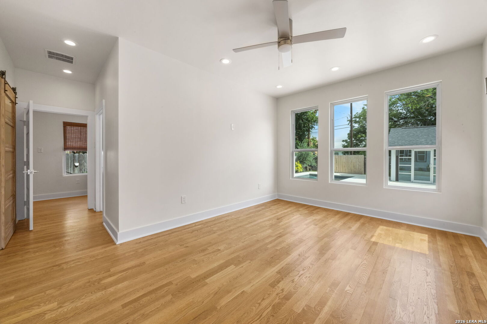 1943 W MAGNOLIA AVE
