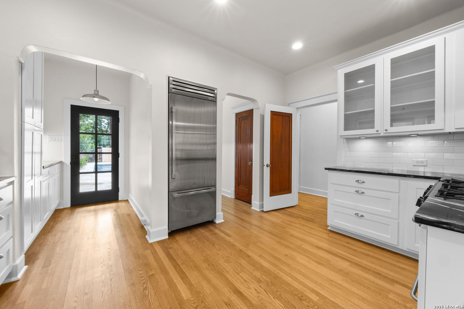 1943 W MAGNOLIA AVE