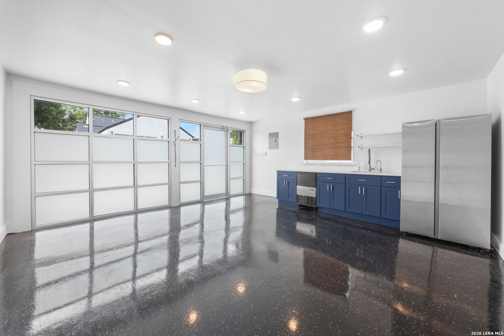 1943 W MAGNOLIA AVE
