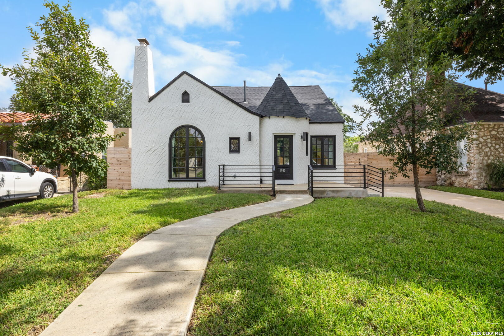 1943 W MAGNOLIA AVE