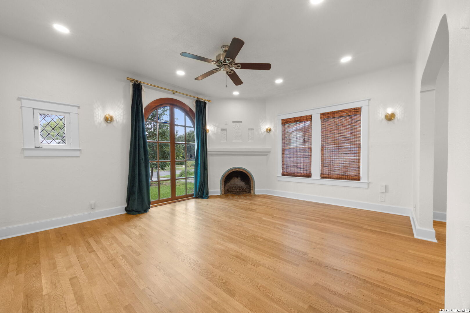1943 W MAGNOLIA AVE