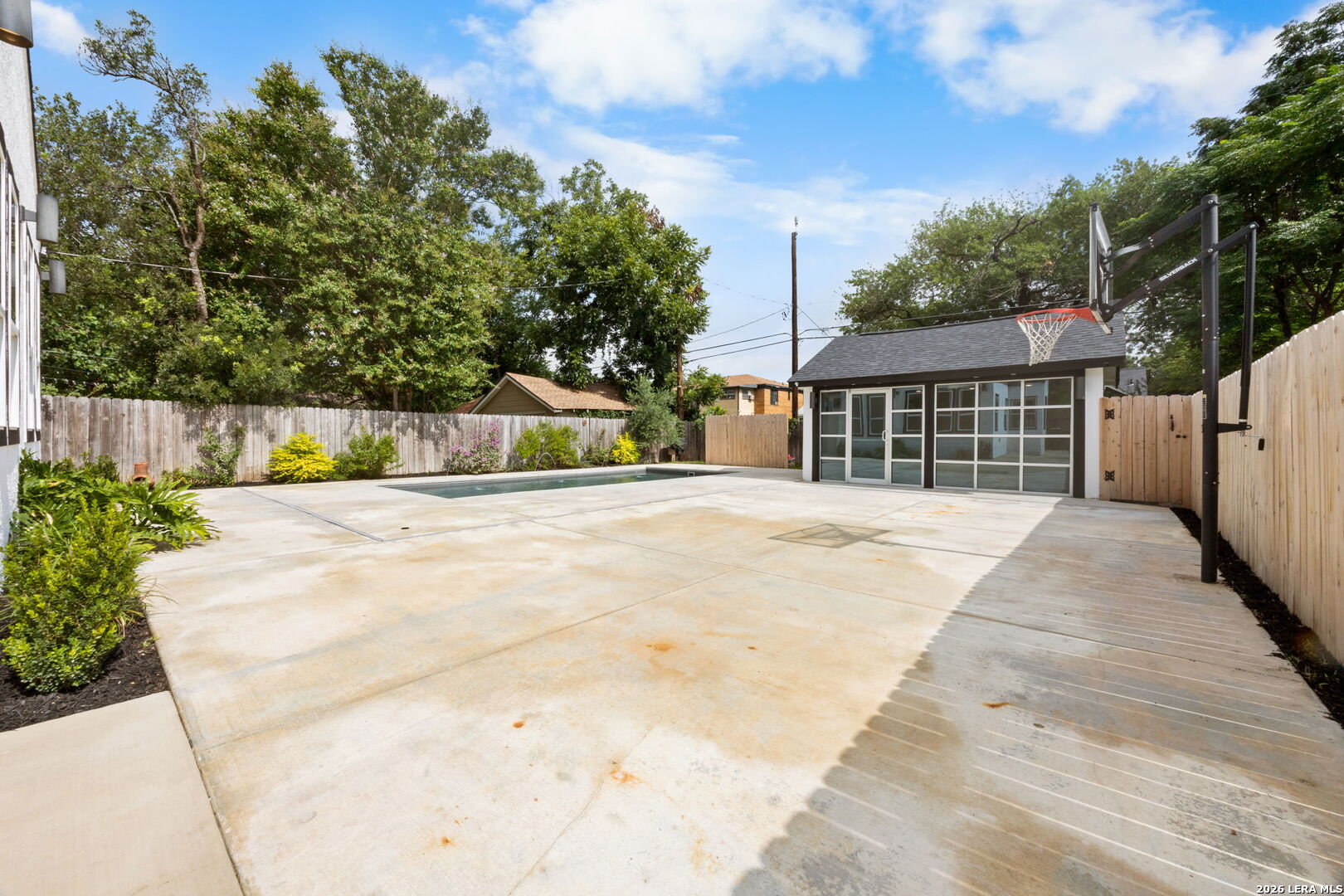 1943 W MAGNOLIA AVE