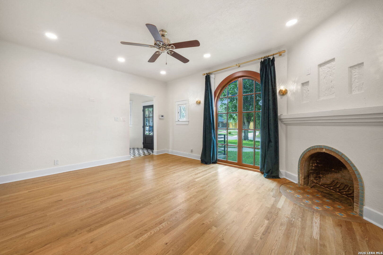 1943 W MAGNOLIA AVE