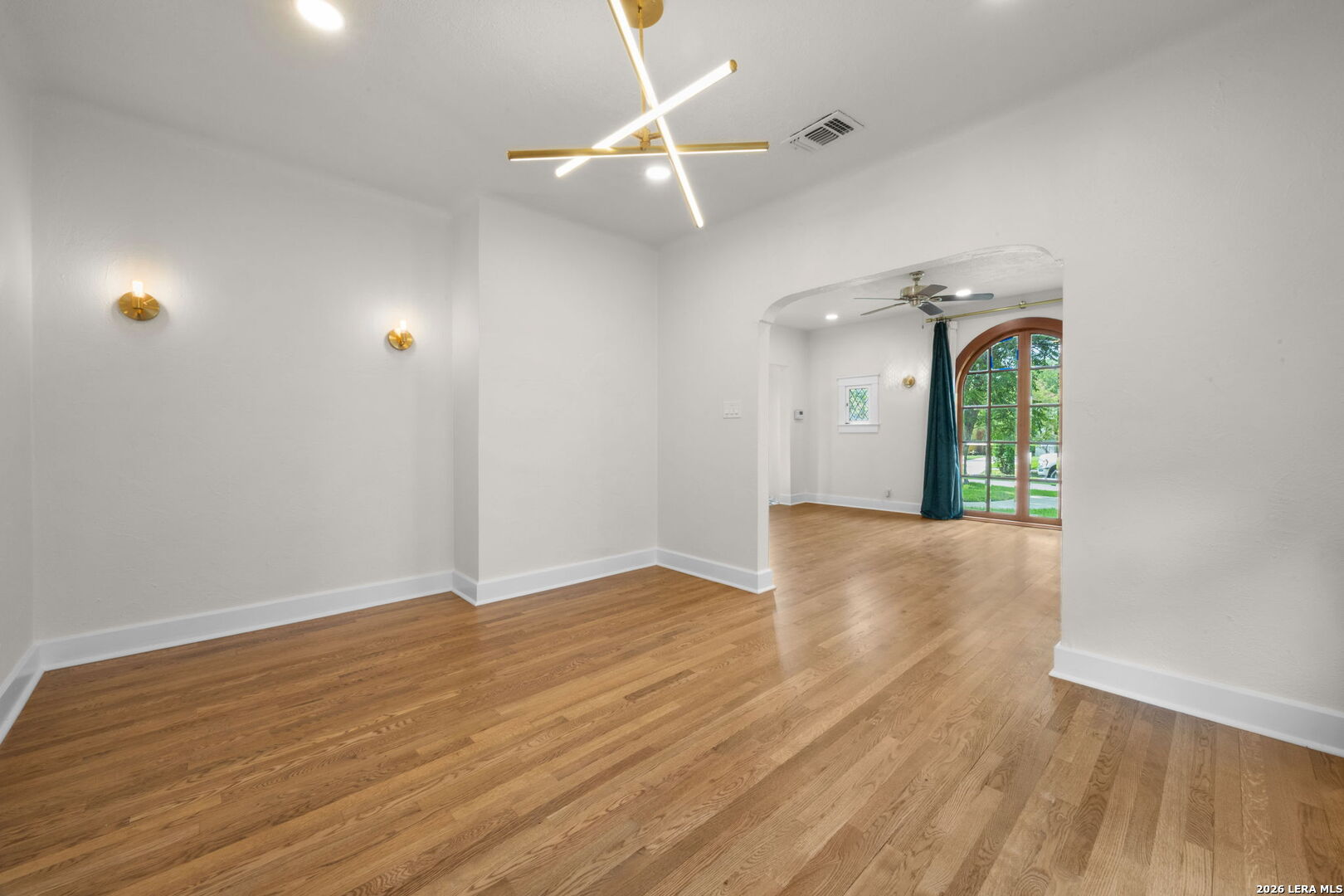 1943 W MAGNOLIA AVE