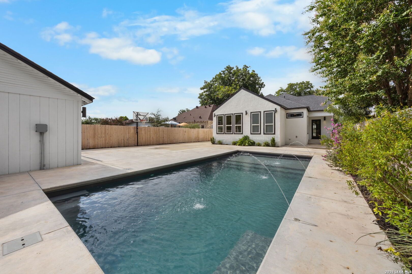 1943 W MAGNOLIA AVE